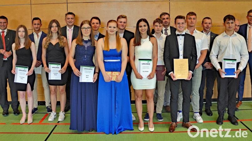 Die Berufliche Oberschule FOS-BOS Schwandorf zeichnete die besten Absolventen aus und ehrte Schüler für besondere Leistungen. Bild: Hirsch