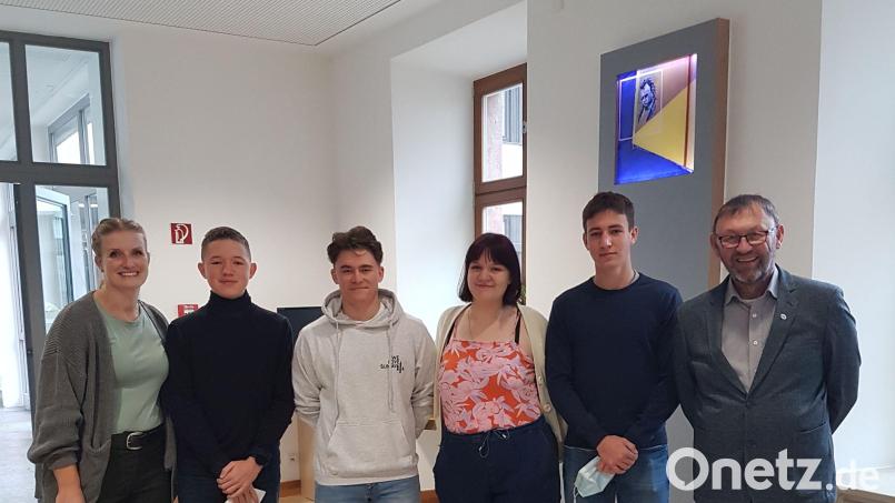 Oberstudienrätin Bianca Rauchenberger (links) und Schulleiter Georg Meyer (rechts) freuen sich mit den diesjährigen tschechischen Gastschülern. Bild:  Bianca Rauchenberger/exb