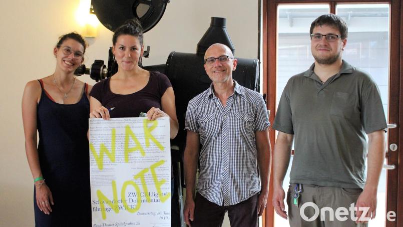 Während sich Sophia Hutzler (links) und Anne Schleicher um die Organisation kümmerten, sorgten Andreas Wörz und Daniel Högerl (rechts) für den reibungslosen Filmablauf. Bild: Dagmar Williamson [dwi]