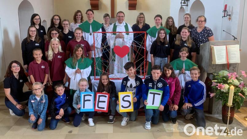 Viele Mitwirkende gab es beim Familiengottesdienst zum Bürgerfest, den vor allem junge Familien besuchten. Bild: mez