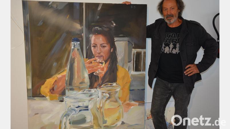 Robert Steidl mit einem Gemälde, das seine Tochter Fenna am letzten Tag eines Urlaubs zeigt. Bild: jr