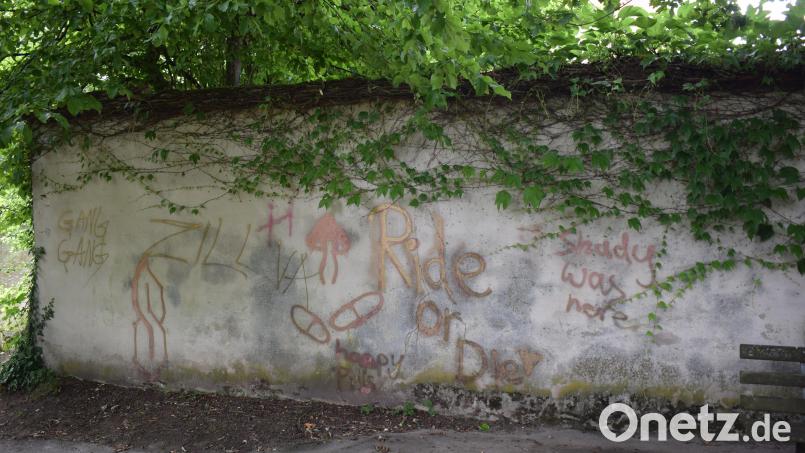 Auch die Schmierereien an der Friedhofsmauer in Pfreimd waren ein Thema beim Sicherheitsgespräch im Rathaus. Bild: bnr