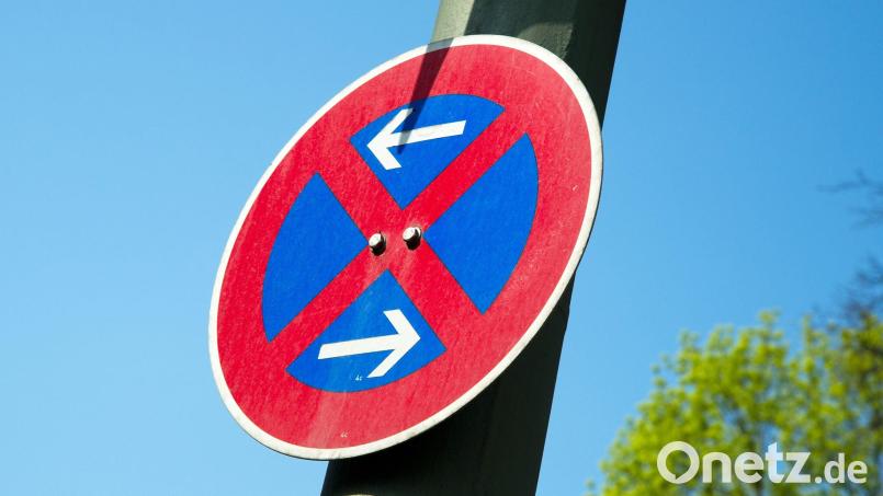 Nachdem er ein Halteverbotsschild selbst aufgehängt hat, droht einem 74-jährigen Amberger nun Ärger. Symbolbild: Andrea Warnecke/dpa