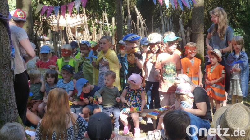 Alle wollten mitmachen, so ging es auf der Waldbühne des Waldkindergartens Haselstrolche recht eng zu. Bild: Wolfgang Reiff/exb