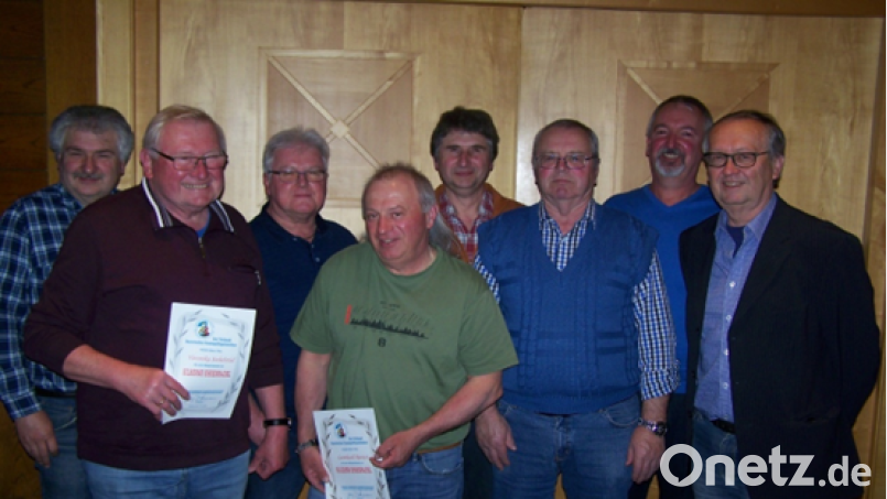 Die Geehrten zusammen mit dem Vorstand (von links): Hans Sperber, Herbert Sichelstil (Silberne Ehrennadel), Georg Schmalzl, Leonhard Renner (Goldene Ehrennadel), Walter Hiltel, Reinhard Müller, Siegfried Melchner und Joachim Hagen. Bild: lei