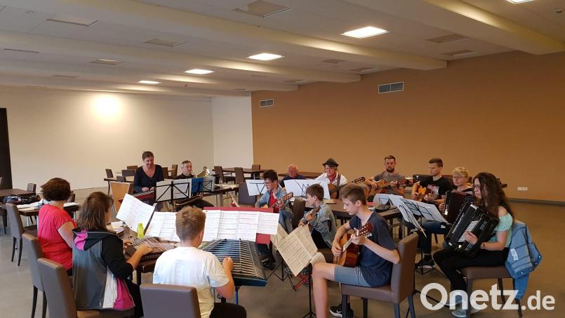 Der Zitherclub probt unter der Leitung von Dirigentin Veronika Hille (Dritte von links) im Mehrzweckraum der Stadthalle für die Benefizserenade. Bild: ban