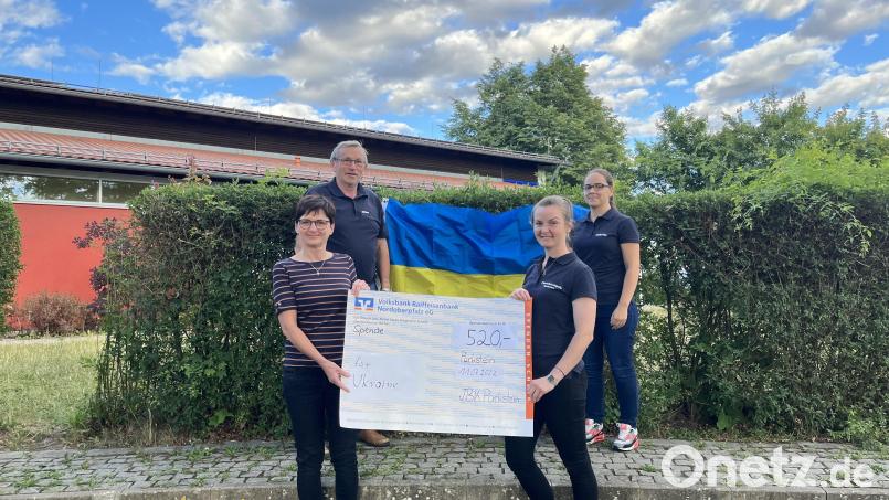 520 Euro überreichen Mitglieder der Jugendblaskapelle für die Unterstützung ukrainischer Flüchtlinge. Bild: adj
