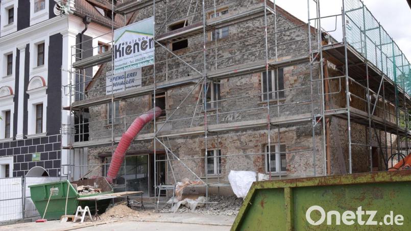 Mit der Sanierung des Stadlbauer-Anwesens am Marktplatz in Hohenburg schafft der Markt auch einen barrierefreien Zugang zur Verwaltung im 1. Obergeschoss des Rathauses. Grafik: bö