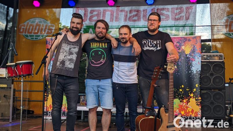 Vier Freunde sollt ihr sein: Das letzte Gruppenbild der Rockband Cellfire entstand nach dem Abschiedskonzert im Schwandorfer Stadtpark, von links Andreas Urban, Thomas Elgass, Sandro Windisch und Martin Thüring. Bild: Wünsch/exb