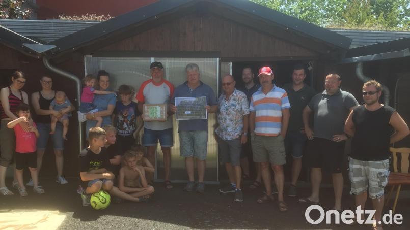 Der Stammtisch &quot;Rauschende Birken&quot; spendet 780 Euro an das Sulzbach-Rosenberger Ernst-Naegelsbach-Haus. Bild: Helmut Achtert