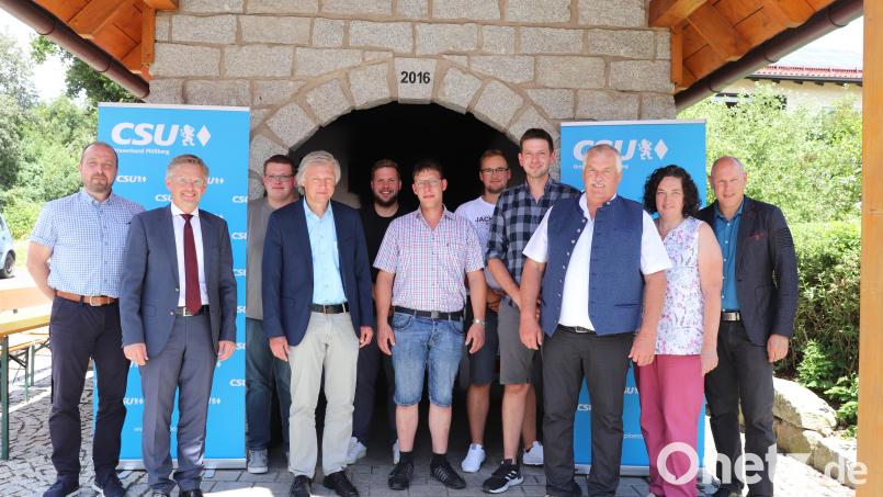Die CSU Beidl besetzte alle Posten im Vorstand neu und vollzog damit einen Generationenwechsel. Bisheriger Vorsitzender Hubert Schwägerl (Dritter von rechts), CSU-Kreisvorsitzender Tobias Reiß (Zweiter von links), Bürgermeister Lothar Müller (Vierter von links), Dachorganisationsvorsitzender Markus Preisinger und FU-Kreisvorsitzende Tina Zeitler (von rechts) gratulierten dem neuen Vorstandsteam um Vorsitzenden Johannes Grillmeier (Vierter von rechts) zur Wahl. Bild: flt