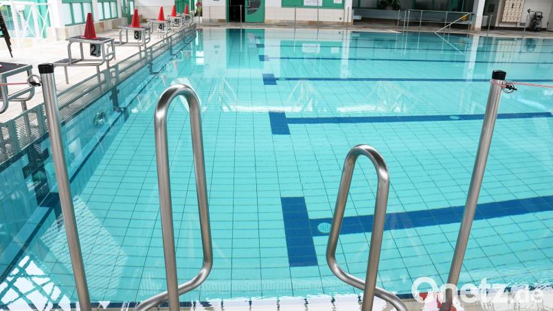 Das Wasser im Sportbecken wird schon seit längerem nur noch auf Mindesttemperatur gehalten. Nun folgen auch die Whirlpools. Archivbild: Gabi Schönberger