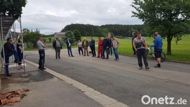 Intensiv beschäftigen sich die Mitglieder des Bauausschusses unter Vorsitz von Bürgermeister Armin Bulenda (Fünfter von links) mit der Wiederherstellung der Dorfstraße. Bild: gi