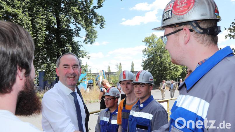 Wirtschaftsminister Hubert Aiwanger wird von den Jugendvertretern vor dem Betriebsratsbüro des Rohrwerks Maxhütte begrüßt. Bild: Wolfgang Steinbacher
