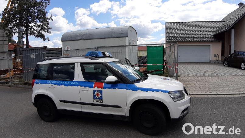 Die Bergwacht war am Dienstag in der Westfalenstraße in Weiden im Einsatz, wo ein Mann auf einer Baustelle in die Tiefe gestürzt war. Bild: Kunz
