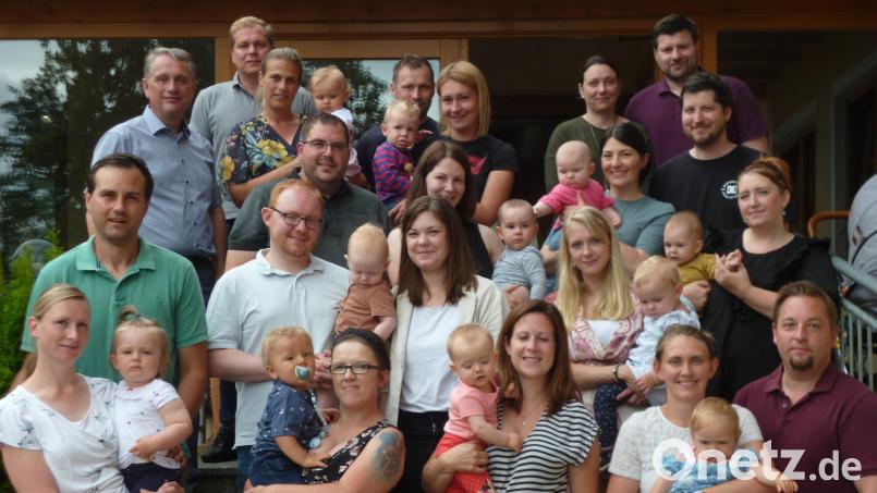 Bürgermeister Hermann Böhm (hinten links) hat die jüngsten Poppenrichter, 15 Jungen und 12 Mädchen, hier mit ihren Eltern, offiziell in der Gemeinde begrüßt. Bild: gf