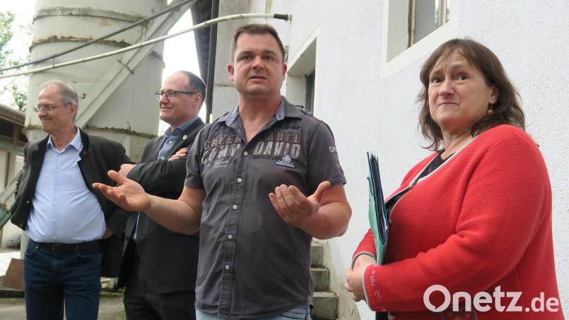 MdB Marianne Schieder, Kraftwerksbetreiber Hans-Peter Eckl, Dr. Josef Rampl vom bayerischen Müllerbund und Fritz Schweiger, Vorsitzender der Vereinigung der Wasserkraftwerke in Bayern (von rechts), sind froh, dass die geplante Streichung der Einspeisevergütung für kleine Wasserkraftwerke vom Tisch ist. Bild: Hirsch