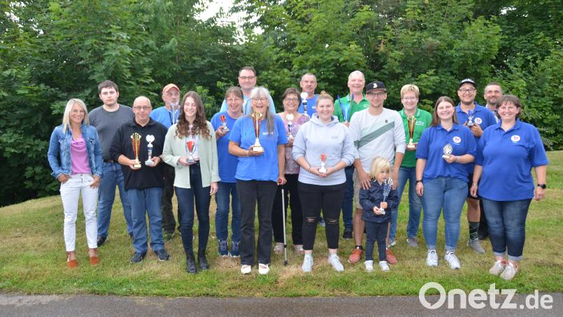 Beim Hobby-Spicker-Turnier der &quot;Blaupfeil&quot;-Spicker wurden zahlreiche Pokale an die Sieger übergeben. Der Kegelclub &quot;Gut-Holz&quot; aus Altenstadt (grüne Vereinsshirts) ging als Sieger hervor. Bild: dob
