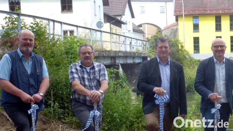 VH-Leiter Jürgen Steinbauer, Zweiter Bürgermeister Franz Stockerl und Ingenieur Roland Wach freuten sich mit Bürgermeister Maximilian Beer (von links) über den Beginn der Baumaßnahme. Bild: mad