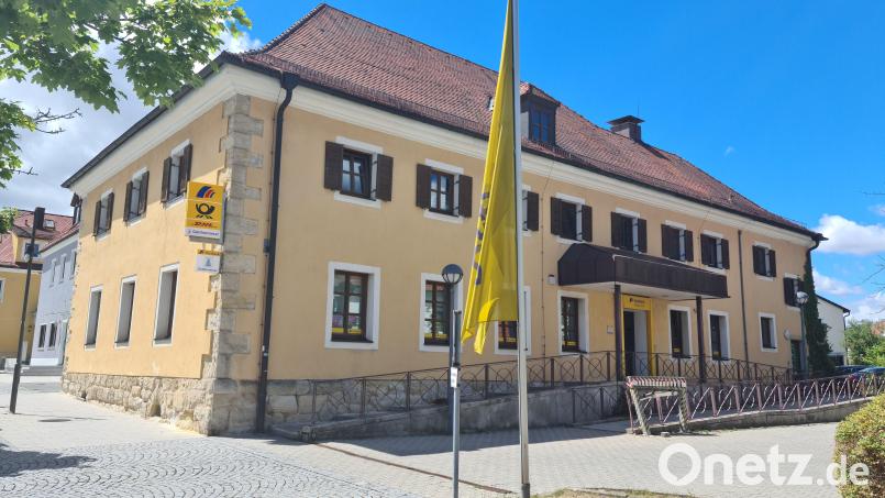 Das markante Gebäude der Post an der Alten Amberger Straße in Grafenwöhr gehört seit 1927 zum Stadtbild. Post und Postbank ziehen nun aber aus. Bild: sne