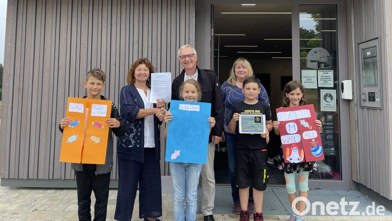 Der Kooperationsvertrag, eingefädelt von Maria Lösch-Ringer (hinten, rechts), der Klassenleiterin der 4 b, wurde unterzeichnet von der Rektorin Ingrid Schneider (hinten, links) und Matthias Mändl (hinten, Mitte) von der Sternwarte Ursensollen. Bild: mma