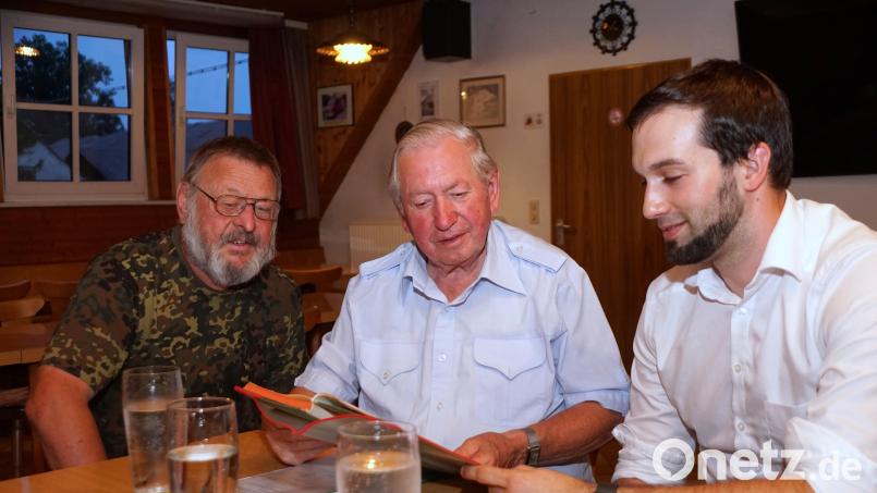 Die Kassenführung und -überwachung wurde bei der Jahreshauptversammlung nach dem Rücktritt von Konrad Merkl aus Altersgründen und aufgrund der zunehmenden Digitalisierung neu geordnet: (von links) Anton Fleck, Konrad Merkl und Rolf Schmidt. Bild: bkr