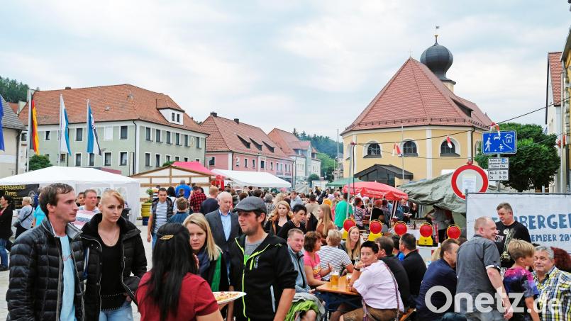 Einen gefüllten Wernberger Marktplatz – wie auf dieser Archivaufnahme zu sehen – erhoffen sich die Veranstalter auch an diesem Samstag. Archivbild: twi