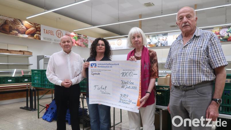 Über die Spende an die Tafel freuen sich (von links): Präses Johann Klier, Tafel-Geschäftsführerin Nicole Hermann, Christa Burzer und Josef Gebhardt. Bild: Kunz