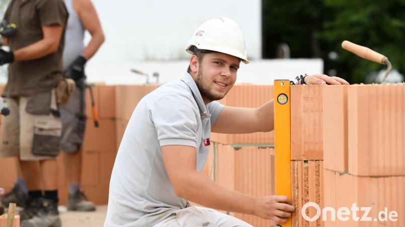 Mehr Geld soll für mehr Handwerker sorgen. Symbolbild: Tobias Hase/dpa