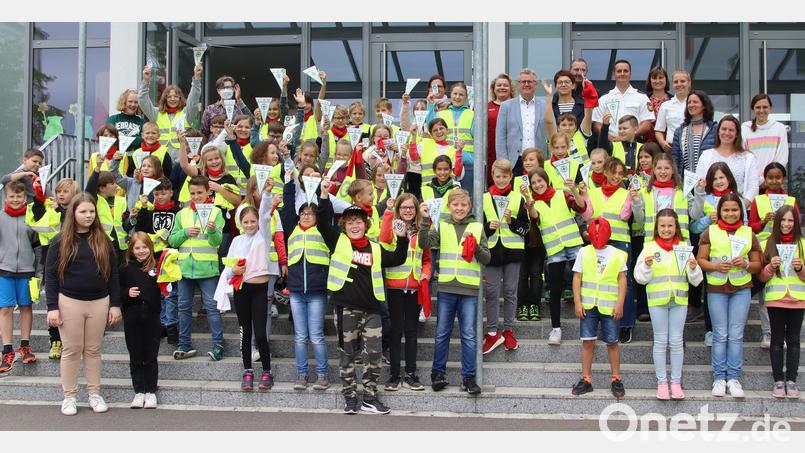 Warnwesten und Funktionsschals wurden gleich mal anprobiert.Und dann durfte gejubelt werden. 64 Kinder sind jetzt im Besitz des Fahrradführerscheins. Bild: mfh