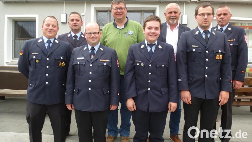Die beförderten und geehrten Wehrmänner. Ihnen gratulierten Kommandant Alexander Kummer, Bürgermeister Ludwig Biller, Kreisbrandmeister Gerald Wölfl (hinten, von rechts) sowie Vorsitzender Thomas Gmeiner (vorne, Zweiter von links) Bild: bk