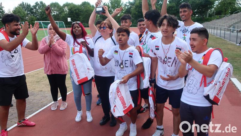 Die &quot;Löwen&quot; gewannen das integrative Fußballturnier &quot;Hand-in-Hand&quot;. Lehrerin Sabine Kick jubelte mit ihren Schülern. Bild: Hirsch