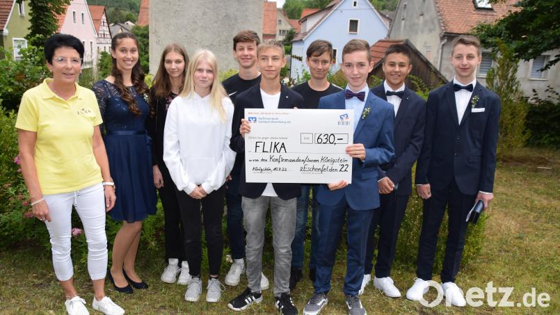 Spendenübergabe in Eschenfelden mit (von links) Vorsitzender Margit Meier und den Konfirmanden Julia, Melanie, Anna, Joshua, Marinus, Hannes, Jonas, Samuel und Sebastian. Bild: wku