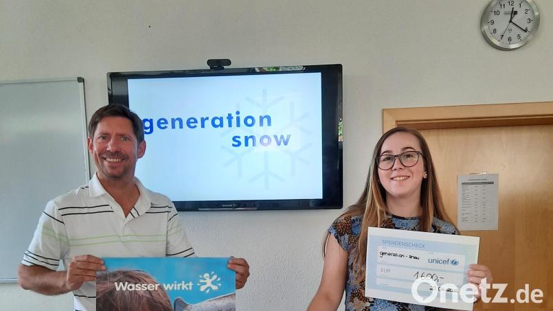 Generation snow-Geschäftsführer Oliver Pongratz übergibt den symbolischen Spendenscheck an eine Unicef-Vertreterin. Bild: generation snow/exb