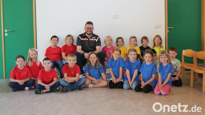 Umringt von den Kindern des Trau-Dich-Kurses ist BRK-Bereitschaftsleiter Sven Lehner. Der Kurs machte nicht nur den Kindern viel Spaß. Bild: fks