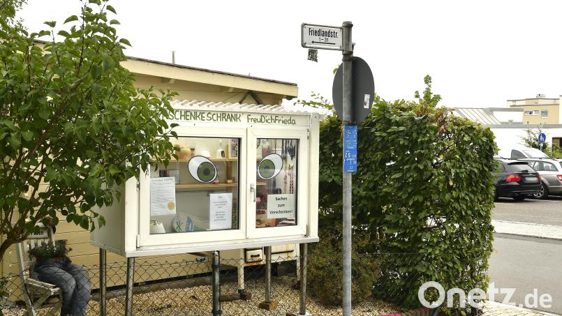 „Frieda“, der Verschenkeschrank, ist wieder nach Amberg umgezogen. Er steht jetzt an der Friedlandstraße. Bild: Petra Hartl