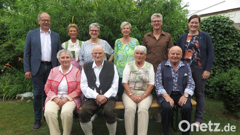 Glückwünsche zu seinem 90. Geburtstag erhielt Helmut Schelzke (vorne, Zweiter von links) von Lebensgefährtin Gudrun Reiz, seiner Schwester Adelheid Seitz mit ihrem Lebensgefährten (vorne von links), Bürgermeister Roman Schäffler, den Töchtern Dagmar Schelzke-Balg, Heidrun Schelzke-Deubzer und Sabine Bodner, Sohn Jürgen Schelzke und Pfarrerin Kathrin Spies (hinten von links). Bild: jzk