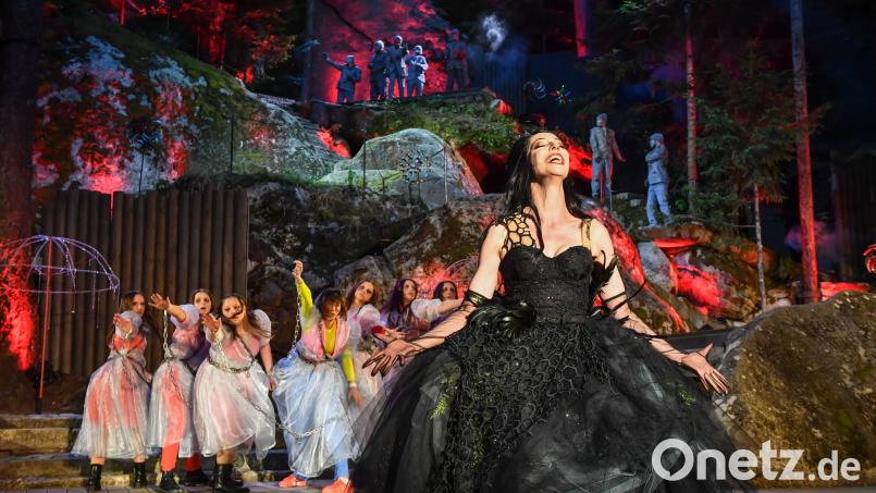 Die Feenkönigin (Angelina Arnold) lechzt nach Rache und findet schließlich doch noch die Liebe Bild: Luisenburg-Festspiele/Florian Miedl