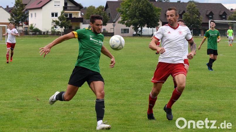Szene aus der Kreisliga-Partie ATSV Tirschenreuth (links Philipp Münsterer) gegen SpVgg Wiesau (rechts Spielertrainer Christian Zettl) am 1. August 2021 (0:1). Zettl ist der neue Trainer des Kreisliga-Absteigers ATSV Tirschenreuth. Münsterer gehört nicht mehr zum Team der Kreisstädter, er wechselte zum SV Mitterteich II. Archivbild: Gebert