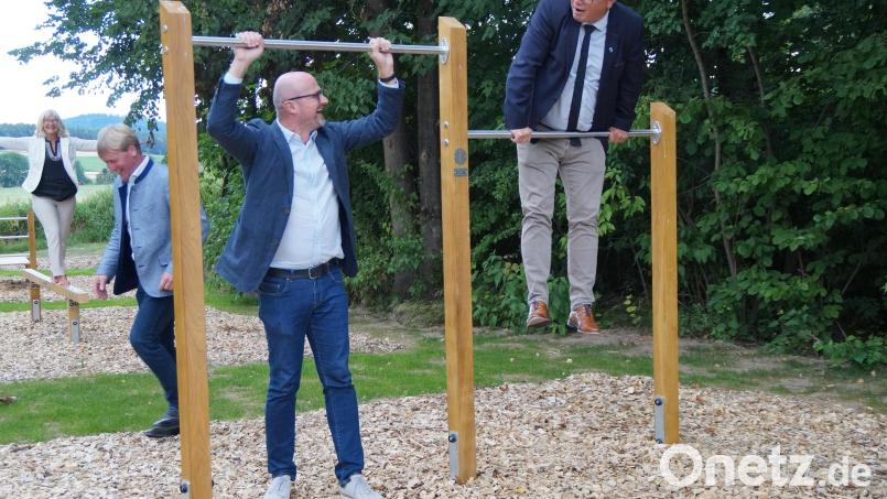 Rektorin Irene Träxler und die Bürgermeister des Schulverbandes testen die Stationen des neuen Fitness-Parks an der Mittelschule. Bild: wel