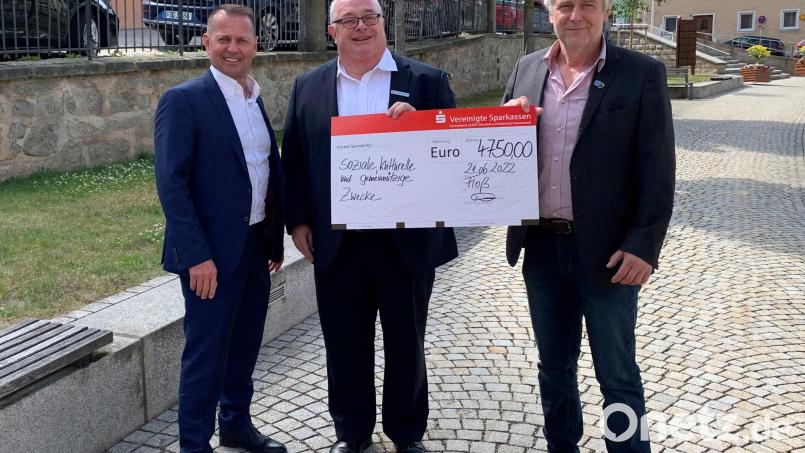 Bürgermeister Robert Lindner (rechts) nimmt den Spendenscheck von den Sparkassenvertretern in Empfang. Bild: Sparkasse/exb
