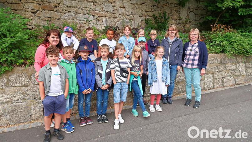 485 Euro bekam Monika Selch (rechts) vom Verein Stiftland-Sternenkinder von den Friedenfelser Kommunionkindern. Mit den Tischmüttern Anita Melzner (hinten links) und Christine Schraml (Zweite von rechts) überreichten sie die Spende. Bild: bsc