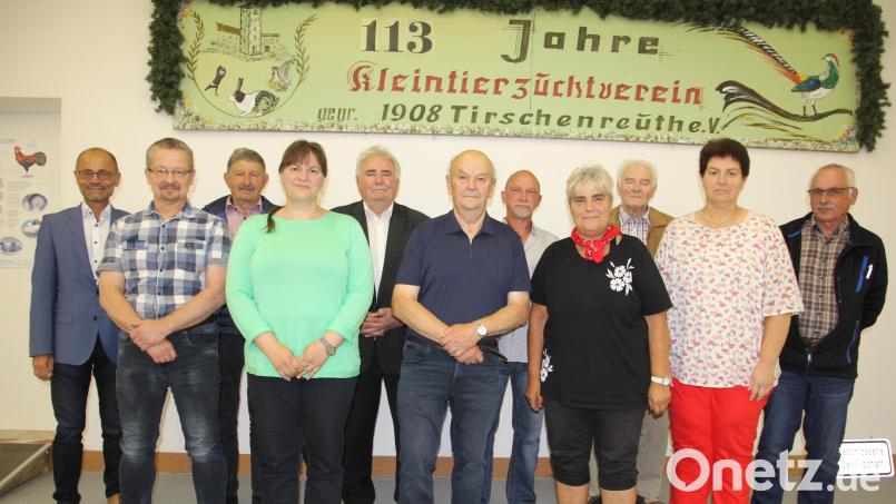 Das neu gewählte Vorstandsteam des Kleintierzuchtvereins Tirschenreuth mit Vorsitzenden Josef Zant (Sechster von links). Mit auf dem Bild: Zweiter Bürgermeister Peter Gold (Fünfter von links) und stellvertretender Landrat Alfred Scheidler (links). Bild: kro