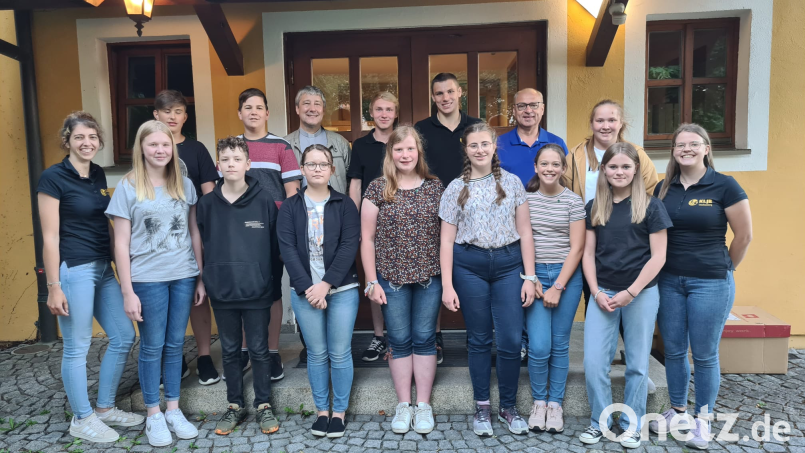 Die neuen Mitglieder mit Vorsitzender Franziska Kappl (rechts) sowie Vizebürgermeister Karl Liegl (Fünfter von rechts) und Pfarrer Adam Nieciecki ((Sechster von links). Bild: KLJB Leuchtenberg