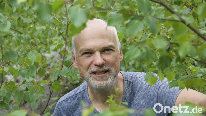 Der Autor Thomas Oberländer hat ein Buch mit dem Titel „Wasser ernten“ geschrieben; er beschäftigt sich seit Jahren damit, wie man Dürre und Trockenheit begegnen kann. Bild: Margot Dimi/exb