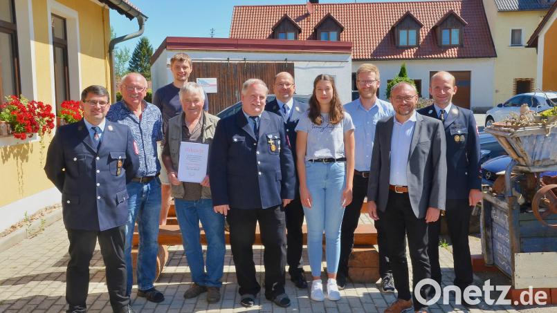 Kommandat Stefan Lang und Bürgermeister Markus Bauriedl gratulieren Johannes Kleber, Luisa Müller, Johann Lang, Franz Wildenauer und Alexander Werner für ihre Auszeichnungen und Ehrungen mit Ortssprecher Ewald Zetzl und zweitem Kommandanten Bernd Werner (von rechts). Bild: fjo