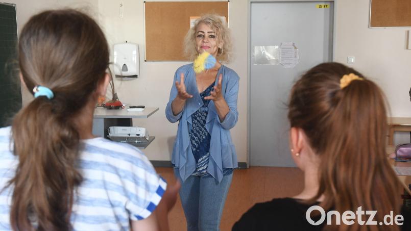 Ein gelb-blaues Bündel fliegt bei einem Frage-Antwort-Spiel zwischen Lehrerin Svetlana Viun und ihren Schülerinnen hin und her. In der Gerhardinger-Schule bringt die Ukrainerin Kindern von geflüchteten Landsleuten auf diese Weise Deutsch bei. Bild: Gabi Schönberger