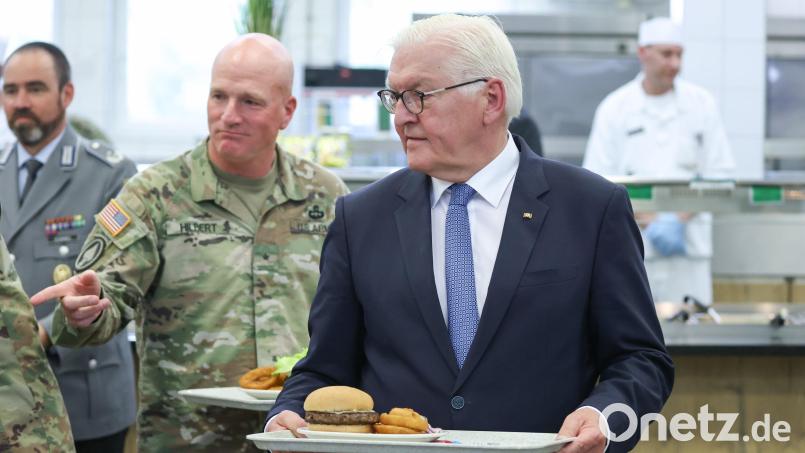 Burger für den Herrn Präsidenten: Frank-Walter Steinmeier (rechts) auf dem Weg zum Mittagessen, das er in einer Kantine auf dem Übungsplatz gemeinsam mit Brigadegeneral Joseph Hilbert (links), Kommandeur des Trainingskommandos der 7. US-Armee und Absolventen der Unteroffizierschule am Standort einnahm. Bild: Daniel Karmann