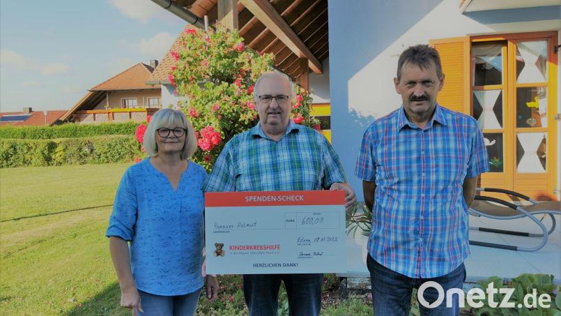 Anlässlich seines 60. Geburtstages überreicht Helmut Hanauer mit Ehefrau Andrea an Vorsitzenden Herbert Putzer (Mitte) von der Kinderkrebshilfe eine Spende von 600 Euro. Bild: gz
