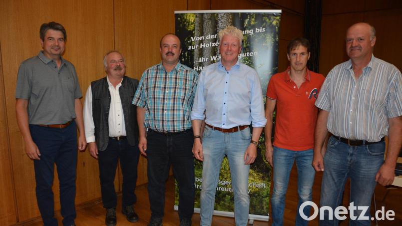 Neu gewählt wurde der Vorstand der Forstbetriebsgemeinschaft (FBG) Tirschenreuth auf die Dauer von fünf Jahren. Im Bild (von links) Geschäftsführer Wolfgang Beer, der scheidende Vorsitzende Johann Meister, der neue Zweite Vorsitzende Helmut Waidhas, Vorsitzender Thomas Regnet, Dritter Vorsitzender Martin Kahl und der scheidende Zweite Vorsitzende Karl Rupprecht. Bild: jr